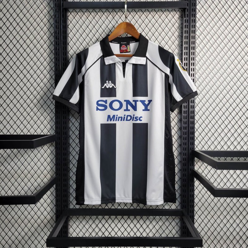 {Style No: 25218} Juventus Home Kit 97/98