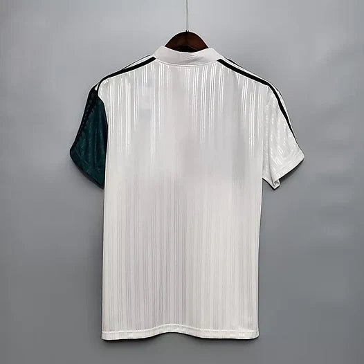 {Style No: 14088} Liverpool Away Kit 95/96 - Image 2