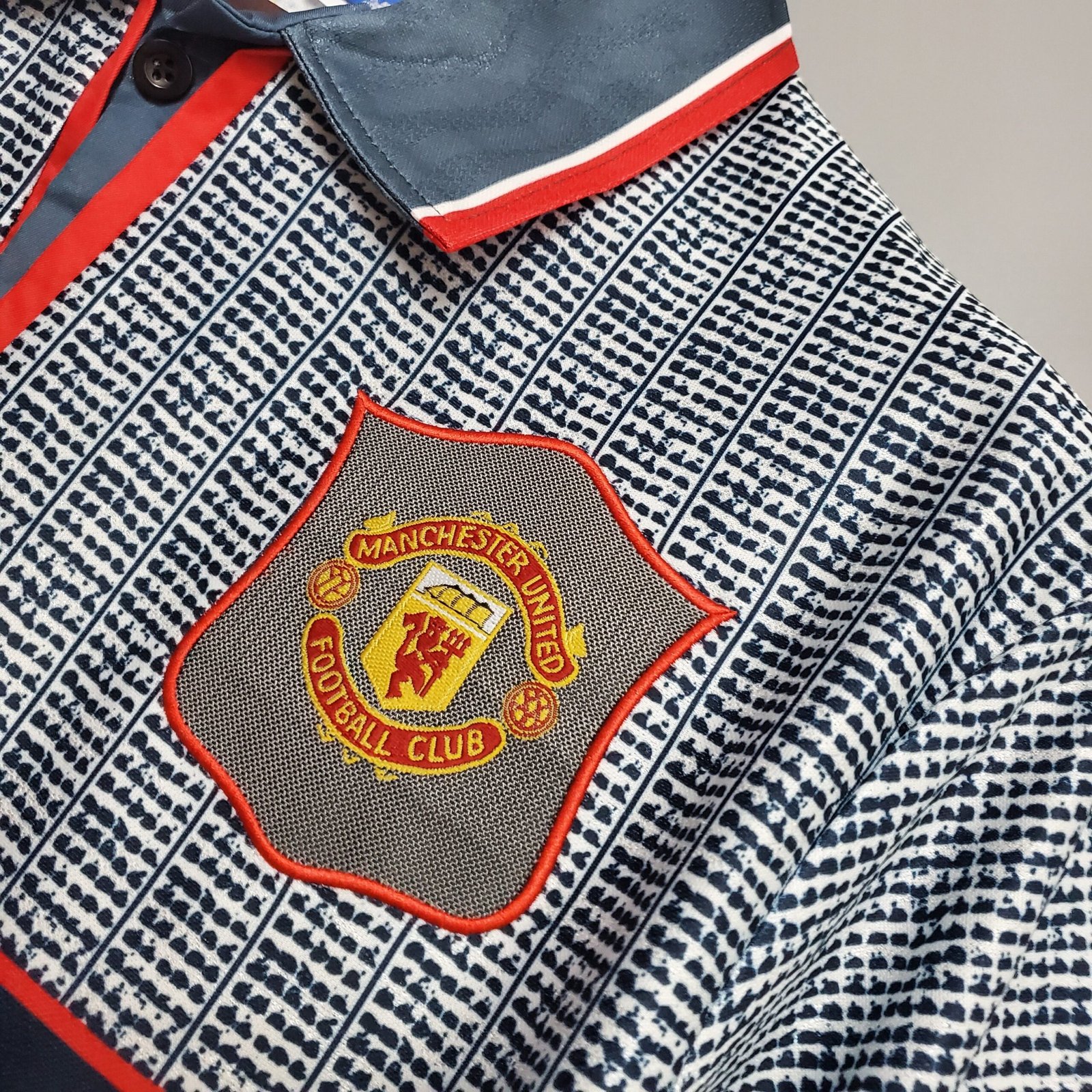 {Style No: 13672} Manchester United Away Kit 95/96 - Image 2