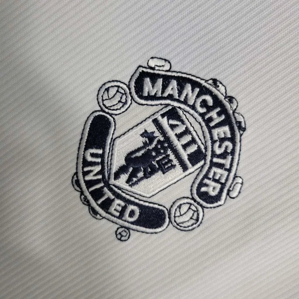 {Style No: 12693} Manchester United Away Kit 00/01 - Image 2