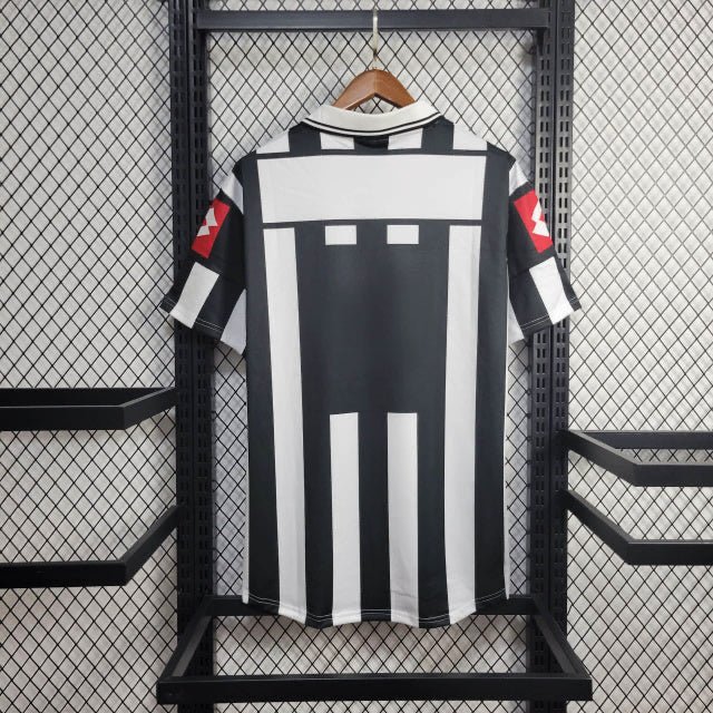 {Style No: 26648} Juventus Home Kit 01/02 - Image 2