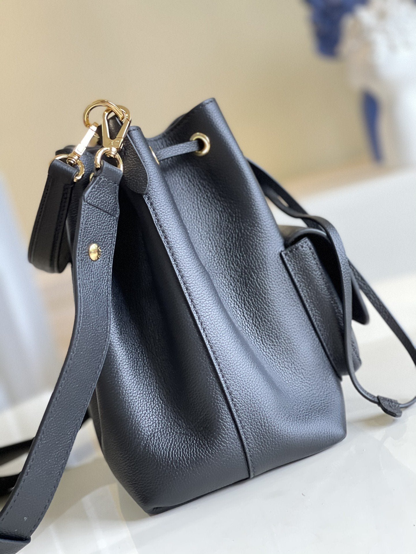 {Style No: RZZSVIES} LV LOCKME BUCKET 23 BLACK GRAINED CALF SKIN - Image 4