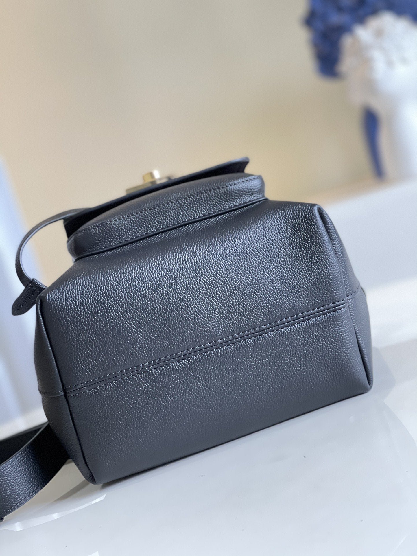 {Style No: RZZSVIES} LV LOCKME BUCKET 23 BLACK GRAINED CALF SKIN - Image 5