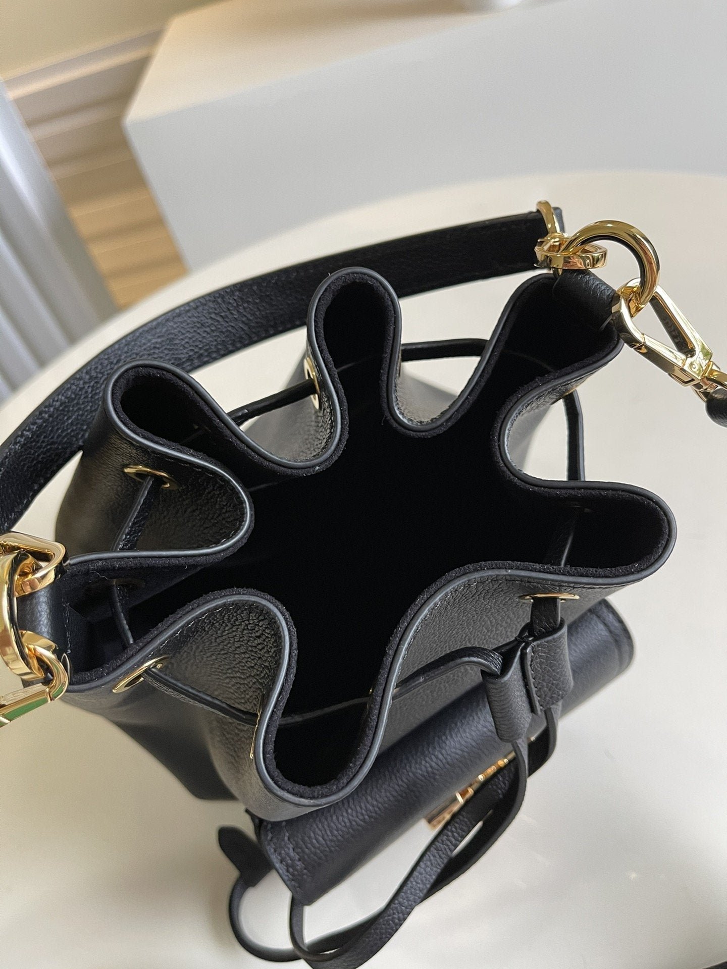 {Style No: RZZSVIES} LV LOCKME BUCKET 23 BLACK GRAINED CALF SKIN - Image 7