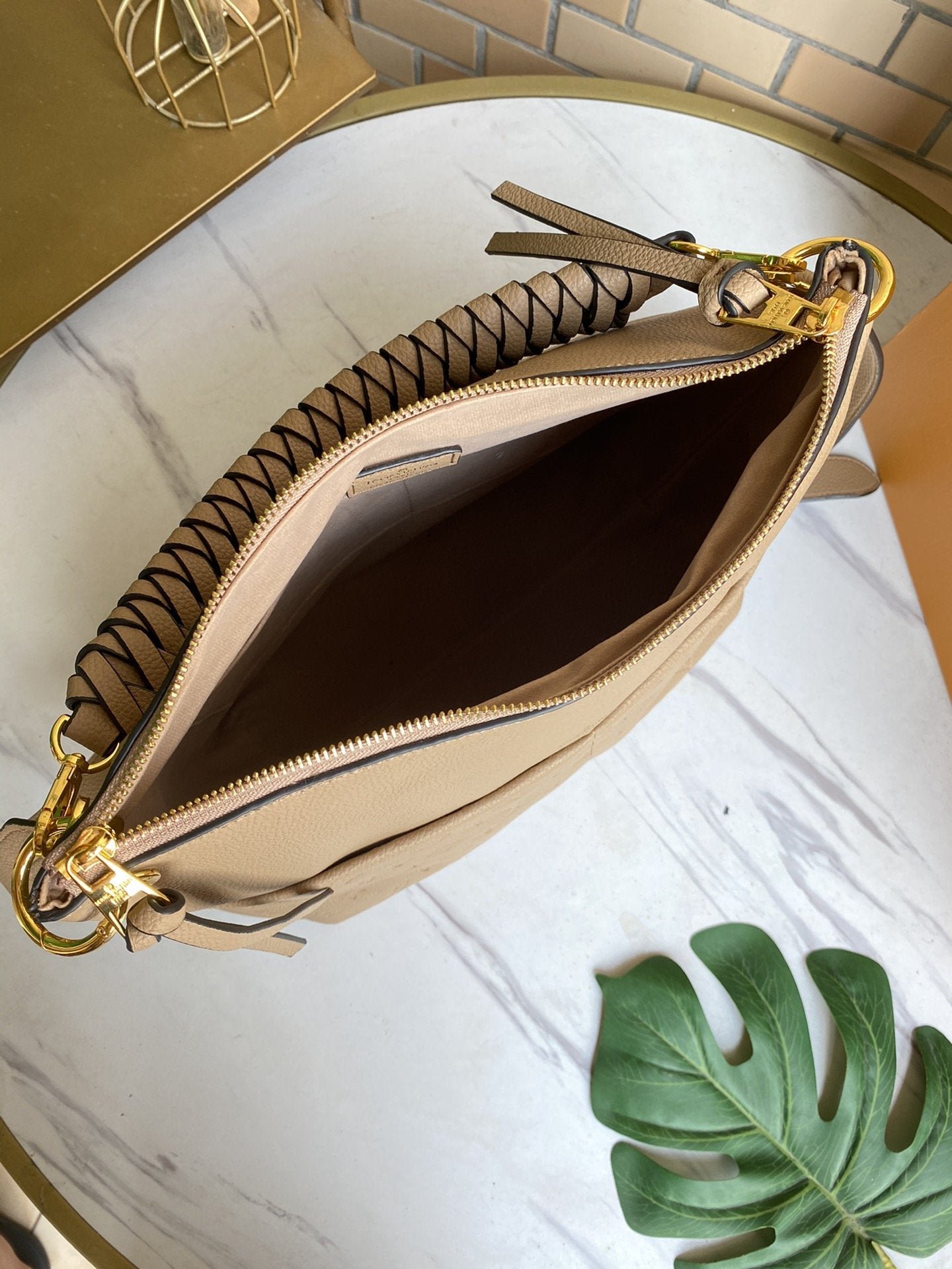 {Style No: PWIE3CNE} MAIDA HOBO 33CM BEIGE MONOGRAM EMBOSSED GRAINED COWHIDE - Image 4