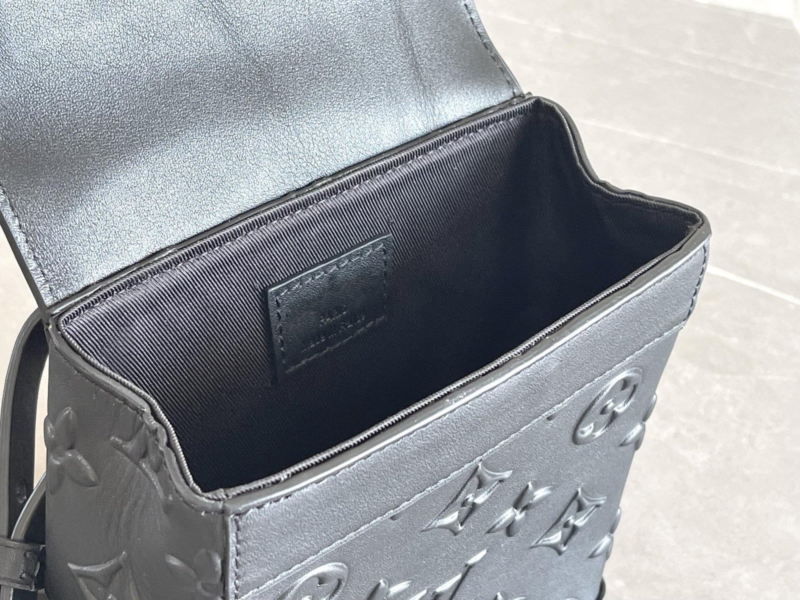 {Style No: WG1Q1V2N} STEAMER XS 15CM BLACK COWHIDE - Image 8