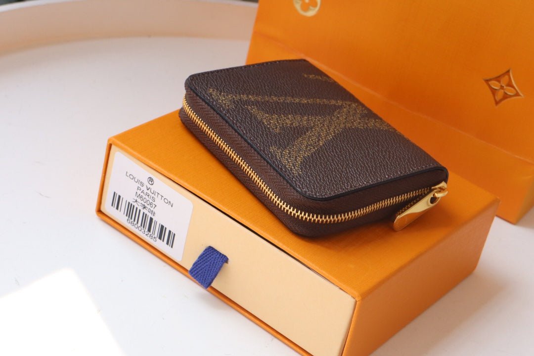 {Style No: 19I6PN6J} LV ZIPPY COIN PURSE MONOGRAM GIANT CANVAS - Image 4