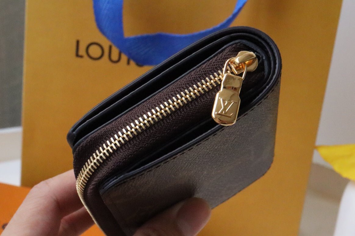 {Style No: 7SHWC6IK} LOU WALLET 11.5CM BROWN MONOGRAM CANVAS - Image 5