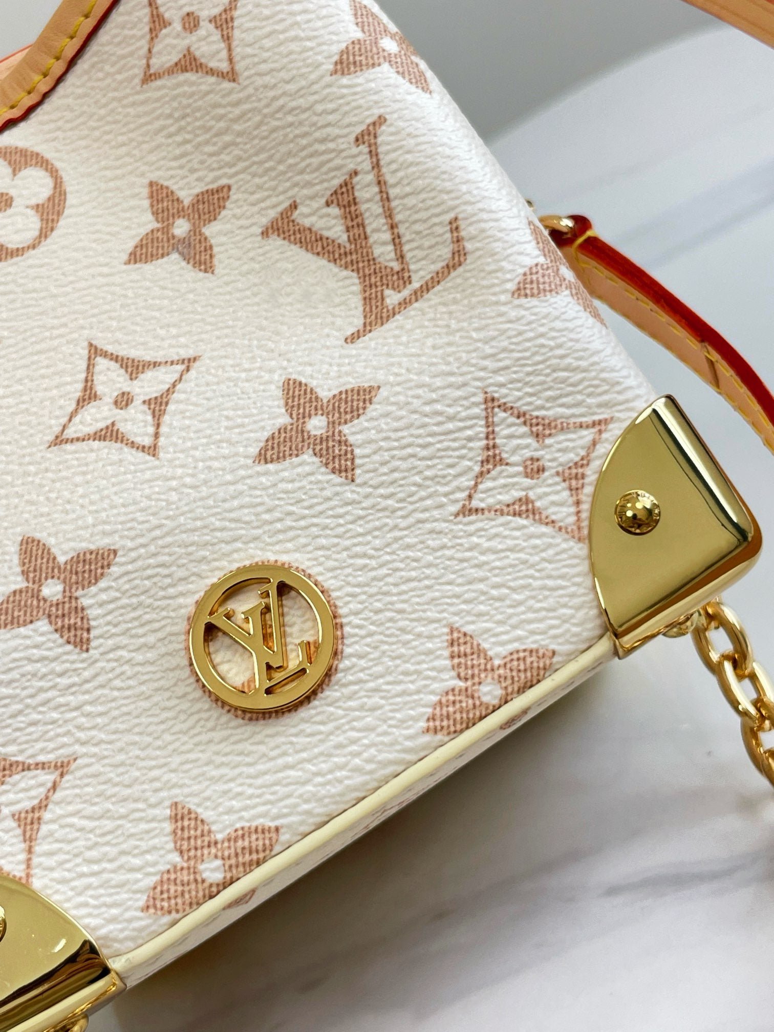 {Style No: XSZA67R8} NOE PURSE 11.5 NANO CHARM CREAM PINK MONOGRAM CANVAS - Image 6
