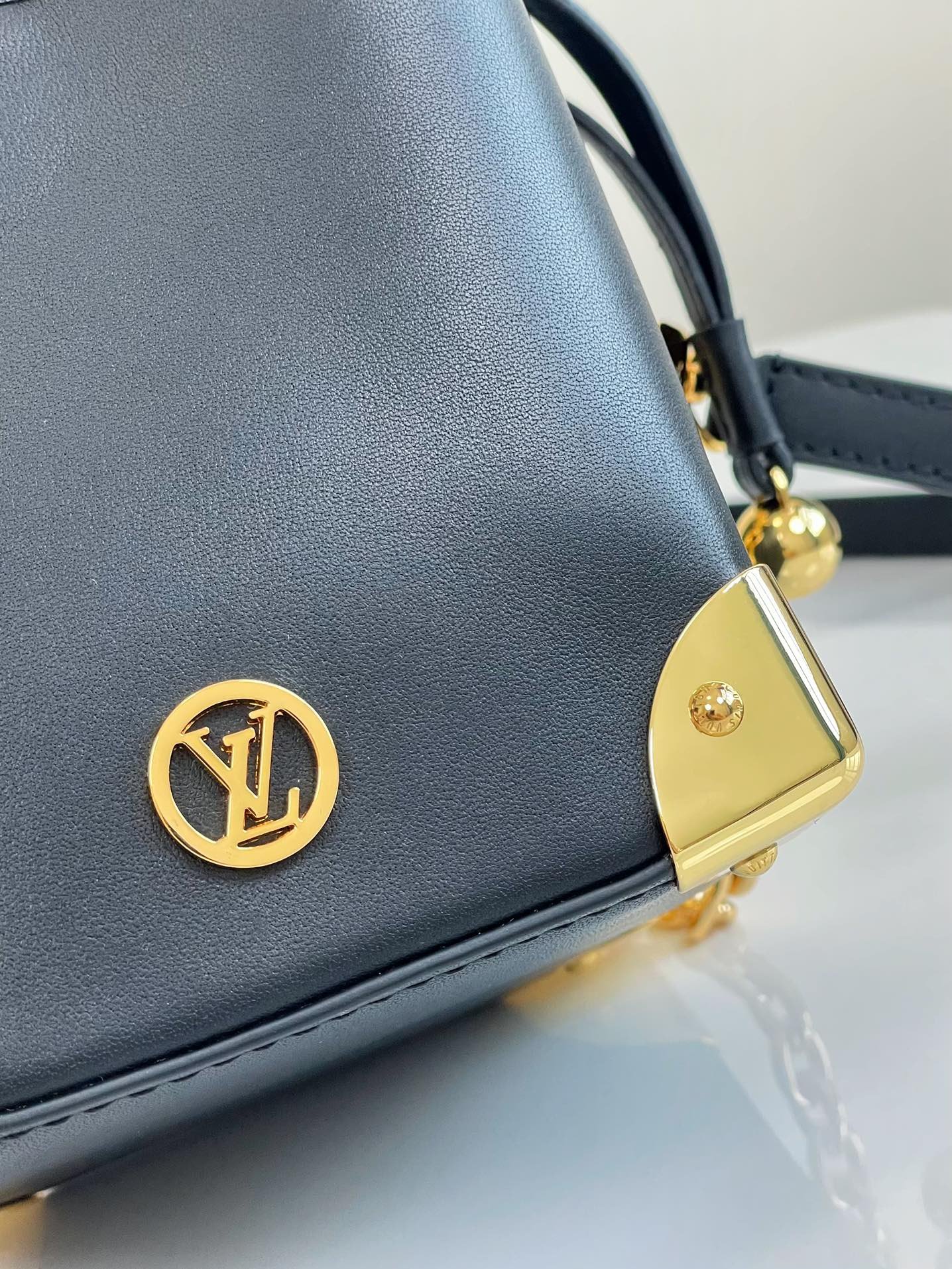 {Style No: 5K972YXI} NOE PURSE 11.5 NANO CHARM BLACK CALFSKIN - Image 6