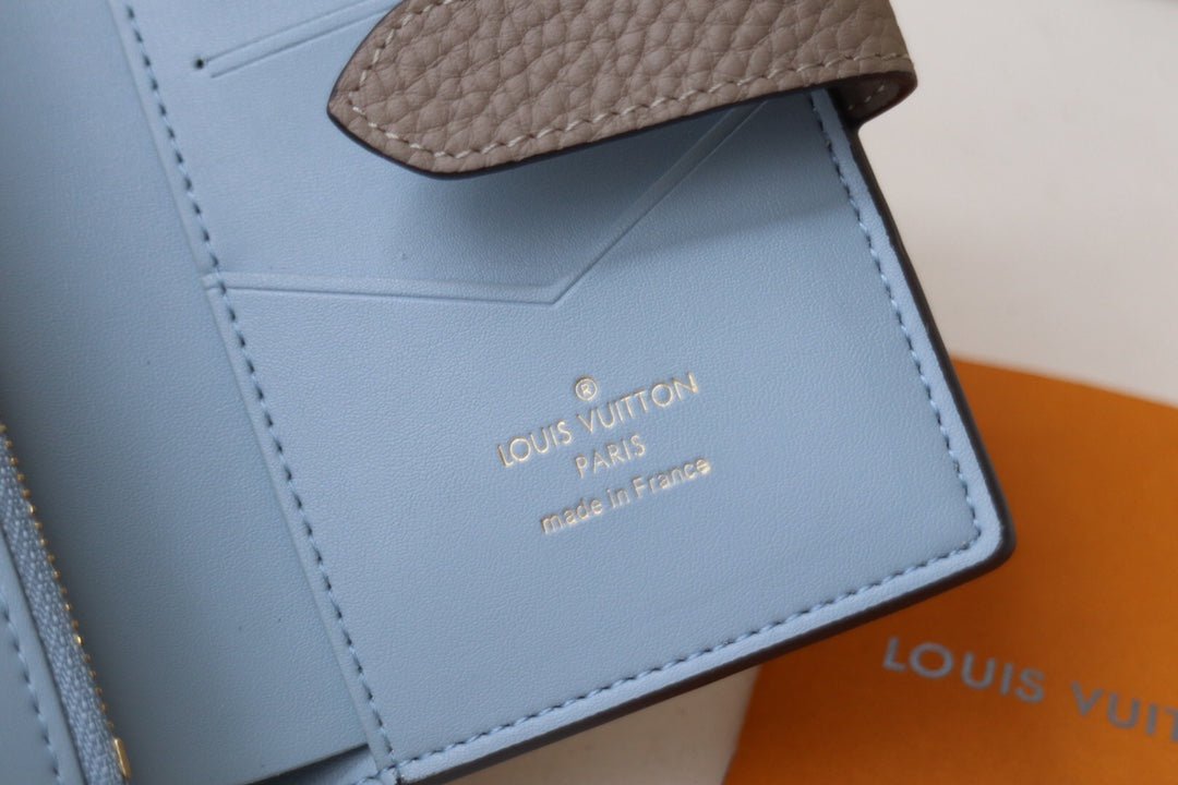 {Style No: RNOOX1V8} VERTICAL COMPACT WALLET GREY CAPUCINES - Image 3