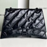 {Style No: 9MG4BCAE} CRUSH MEDIUM CHAIN BAG 31 IN BLACK QUILTED CRUSHED CALFSKIN BLACK HARDWARE