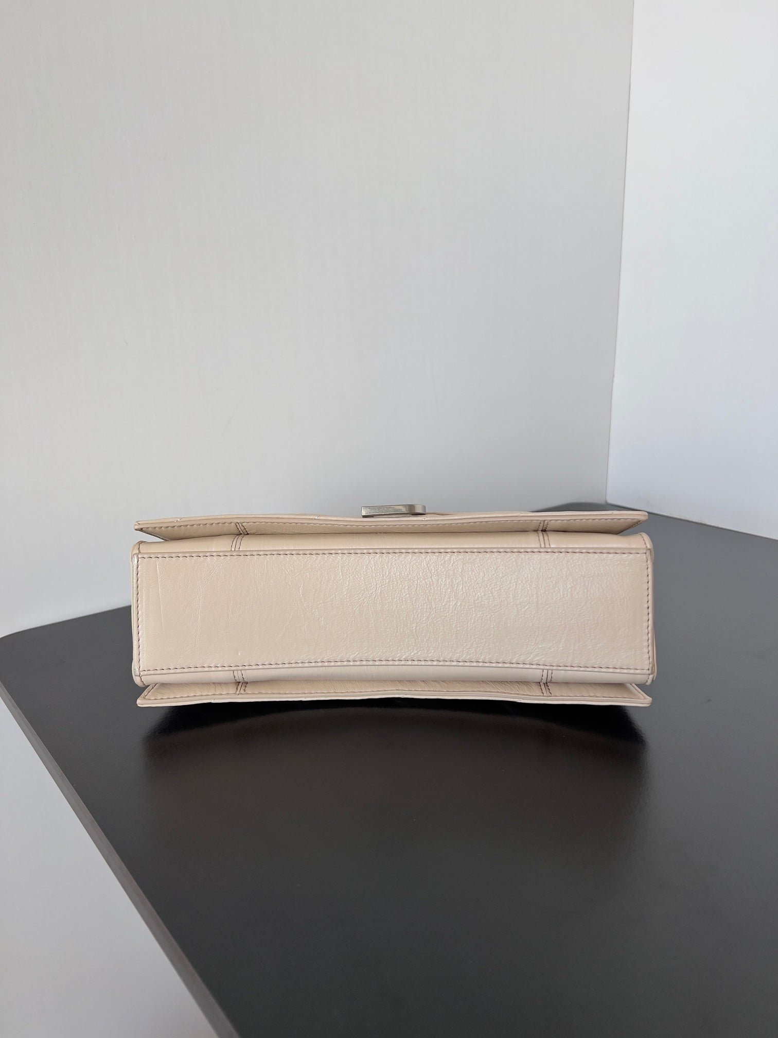 {Style No: KQZEFOV1} CRUSH CHAINED BAG 25 IN BEIGE QUILTED LAMBSKIN SILVER HARDWARE - Image 2