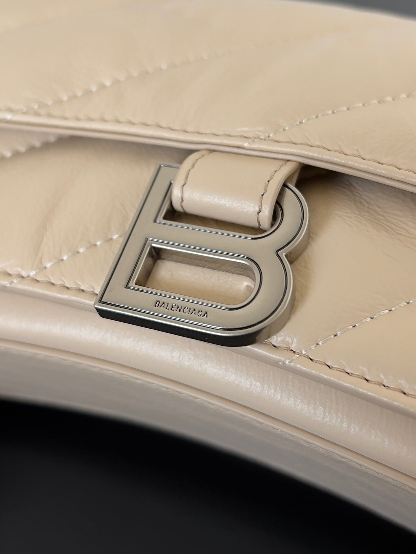 {Style No: KQZEFOV1} CRUSH CHAINED BAG 25 IN BEIGE QUILTED LAMBSKIN SILVER HARDWARE - Image 4