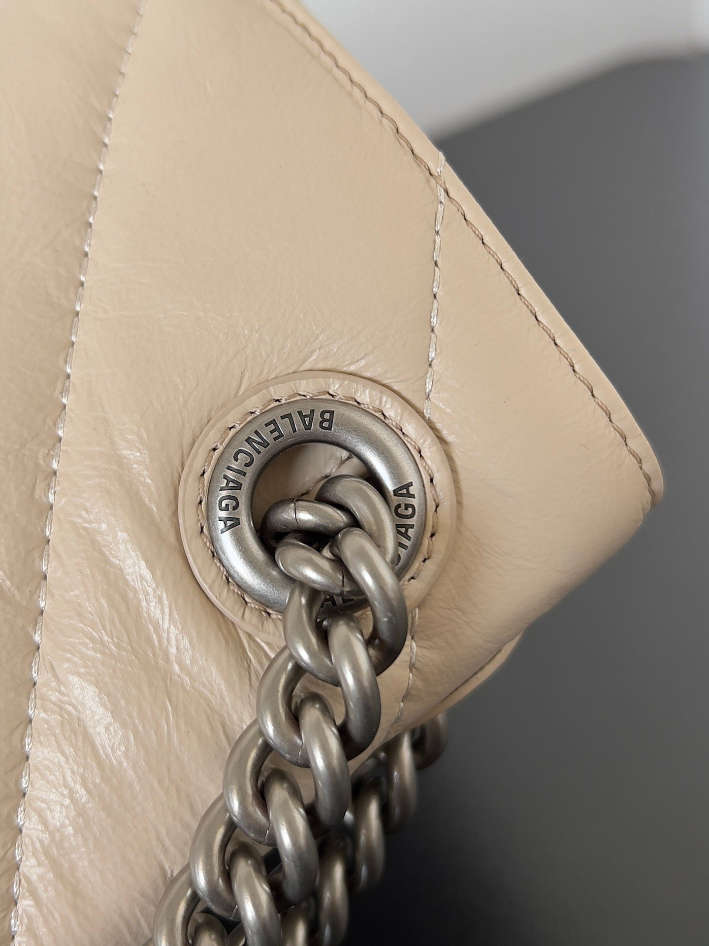{Style No: KQZEFOV1} CRUSH CHAINED BAG 25 IN BEIGE QUILTED LAMBSKIN SILVER HARDWARE - Image 7