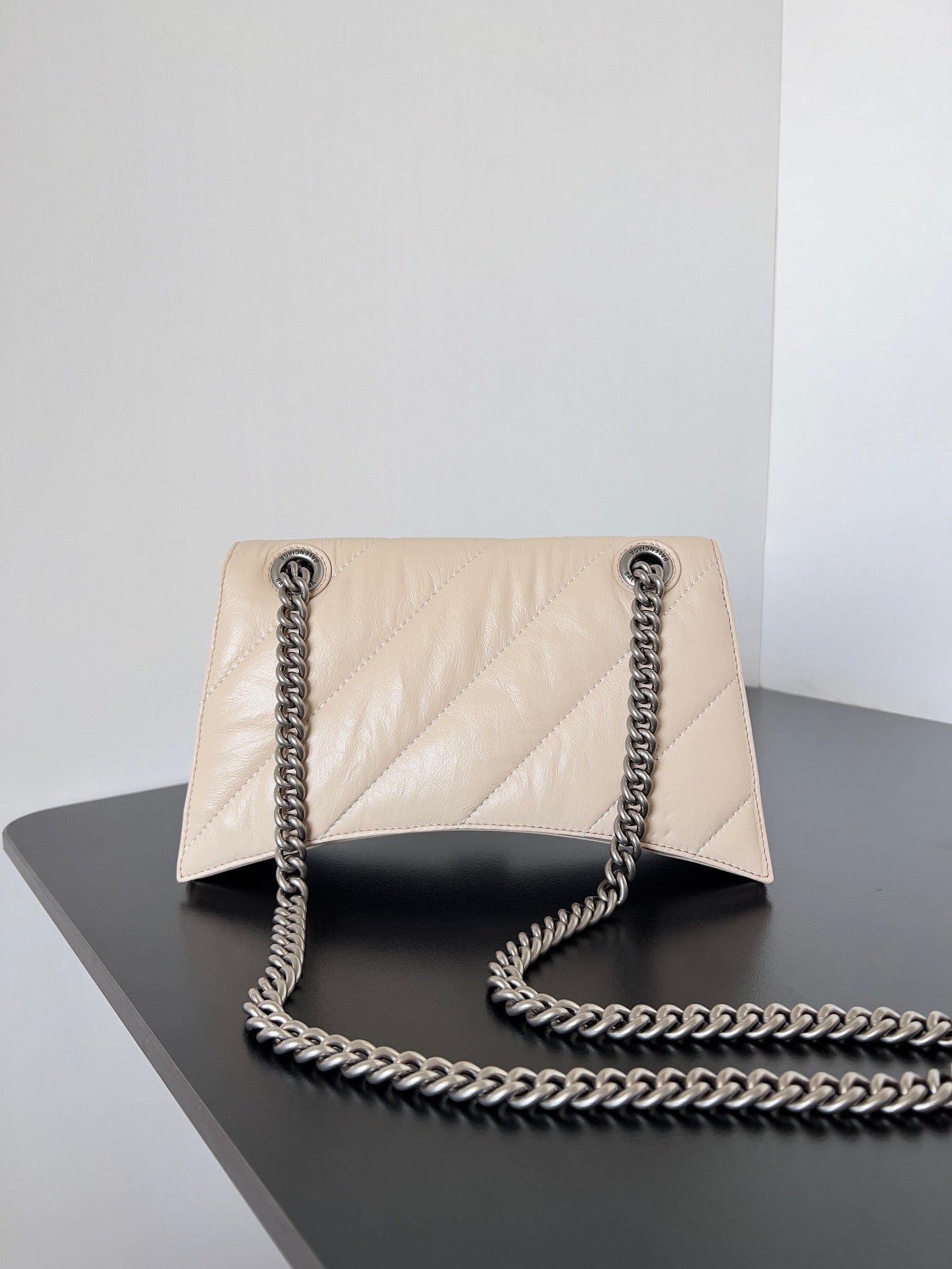 {Style No: KQZEFOV1} CRUSH CHAINED BAG 25 IN BEIGE QUILTED LAMBSKIN SILVER HARDWARE - Image 8