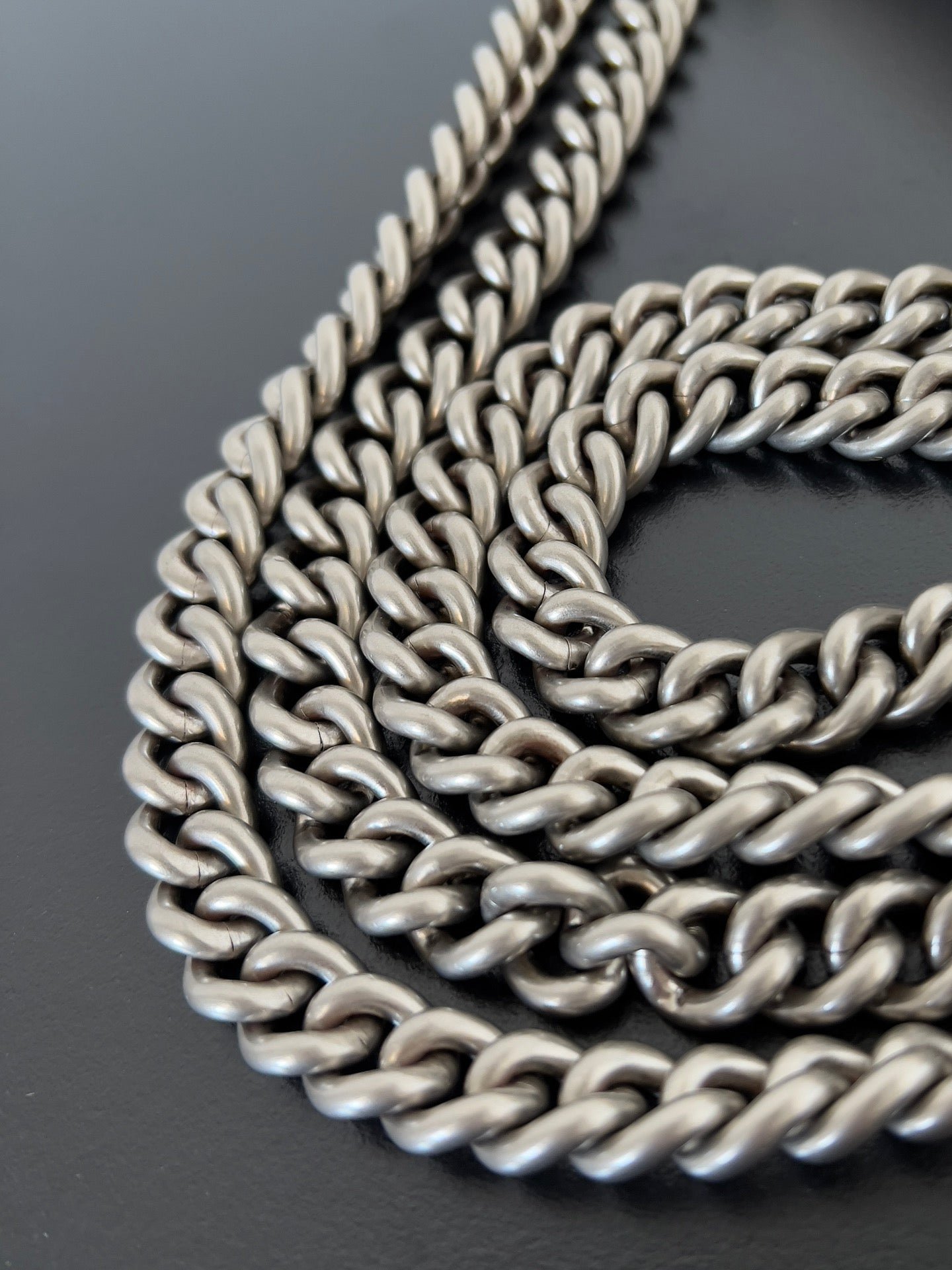 {Style No: KQZEFOV1} CRUSH CHAINED BAG 25 IN BEIGE QUILTED LAMBSKIN SILVER HARDWARE - Image 9