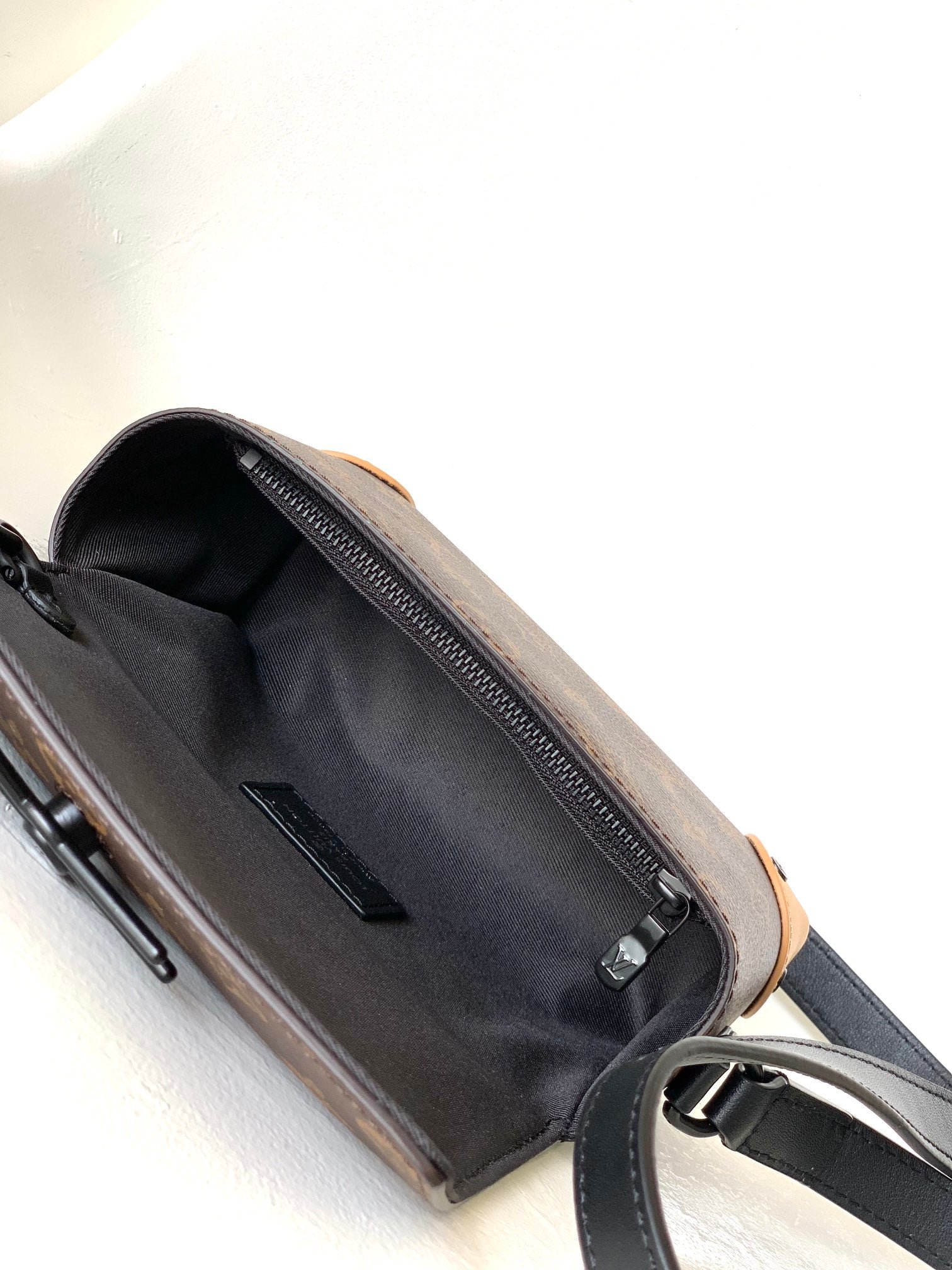 {Style No: BUZ9ES24} STEAMER BAG 26 IN BROWN MONOGRAM MACASSAR CANVAS - Image 4