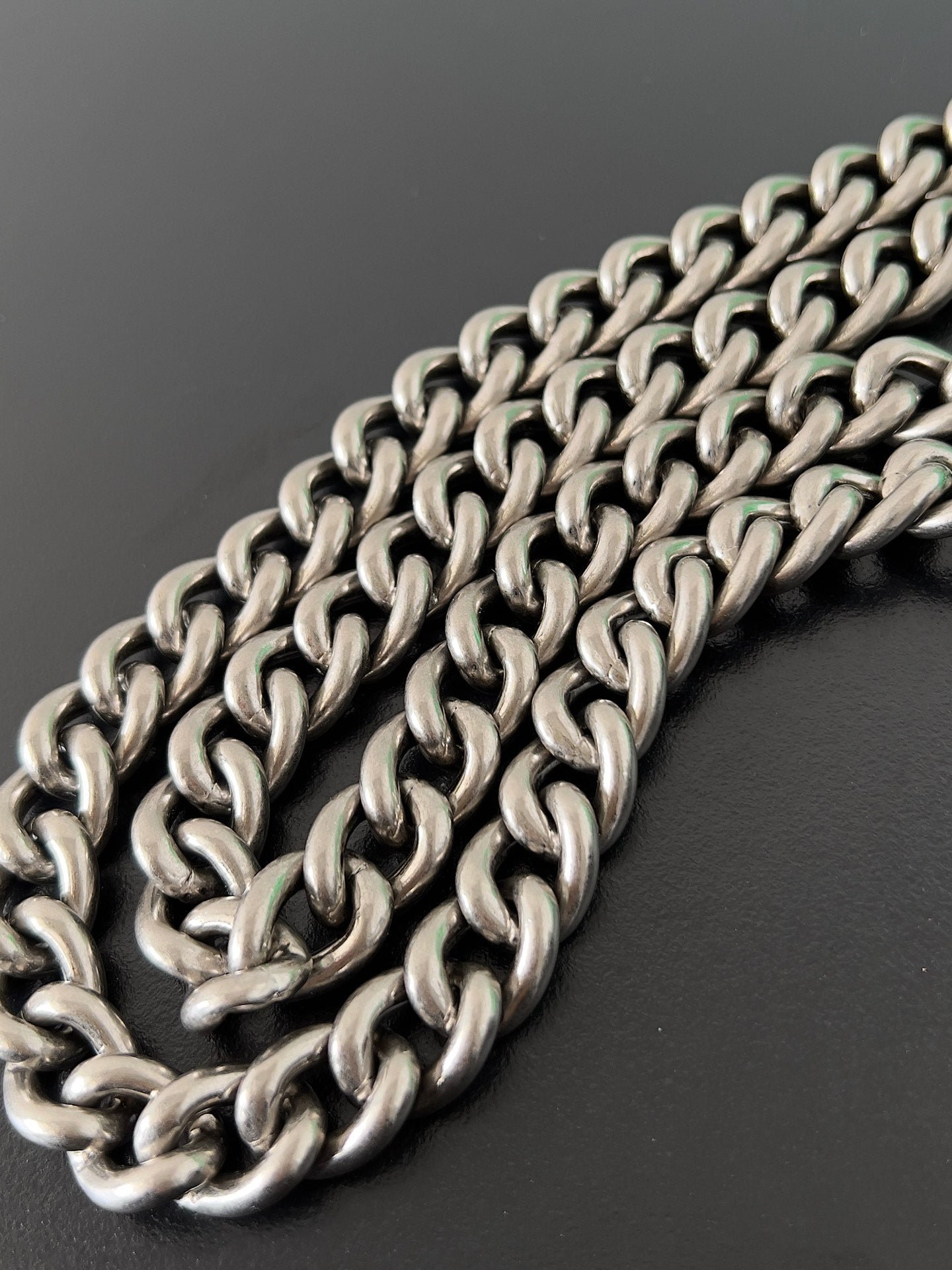 {Style No: ZI4RNI7L} CRUSH CHAINED BAG 32 IN GREEN QUILTED CRUSHED CALFSKIN SILVER HARDWARE - Image 2