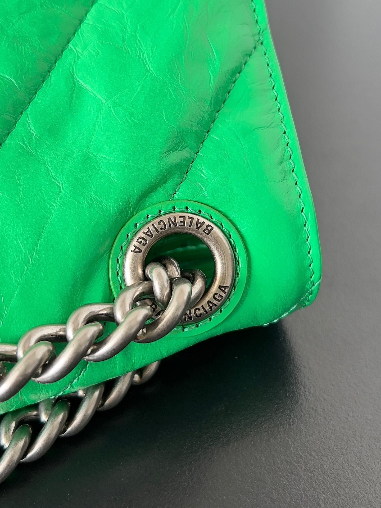 {Style No: ZI4RNI7L} CRUSH CHAINED BAG 32 IN GREEN QUILTED CRUSHED CALFSKIN SILVER HARDWARE - Image 7