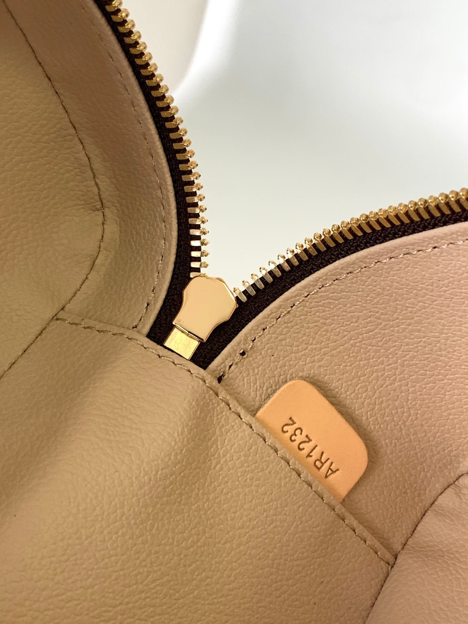 {Style No: VG5EX623} NICE NANO 14 TOILETRY POUCH - Image 3
