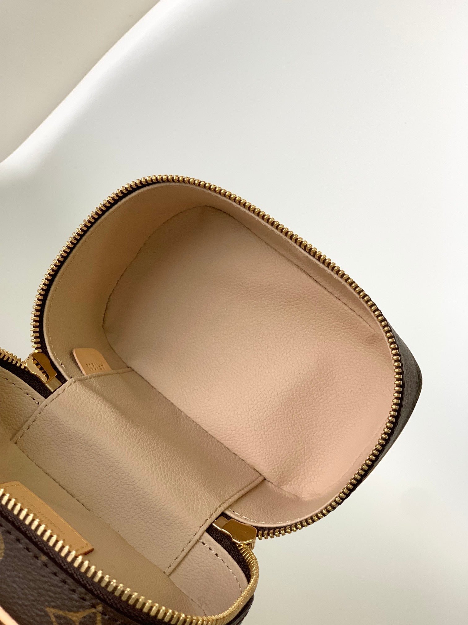 {Style No: VG5EX623} NICE NANO 14 TOILETRY POUCH - Image 6