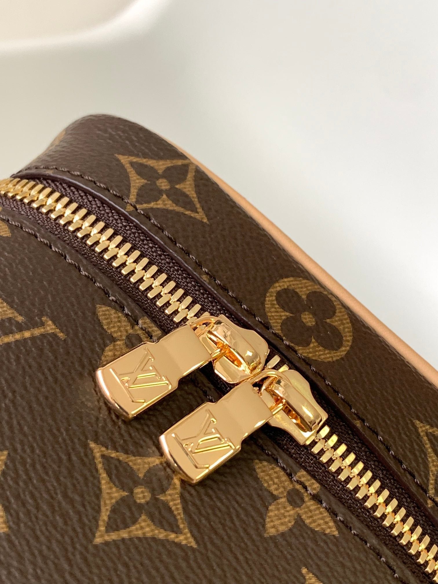 {Style No: VG5EX623} NICE NANO 14 TOILETRY POUCH - Image 7