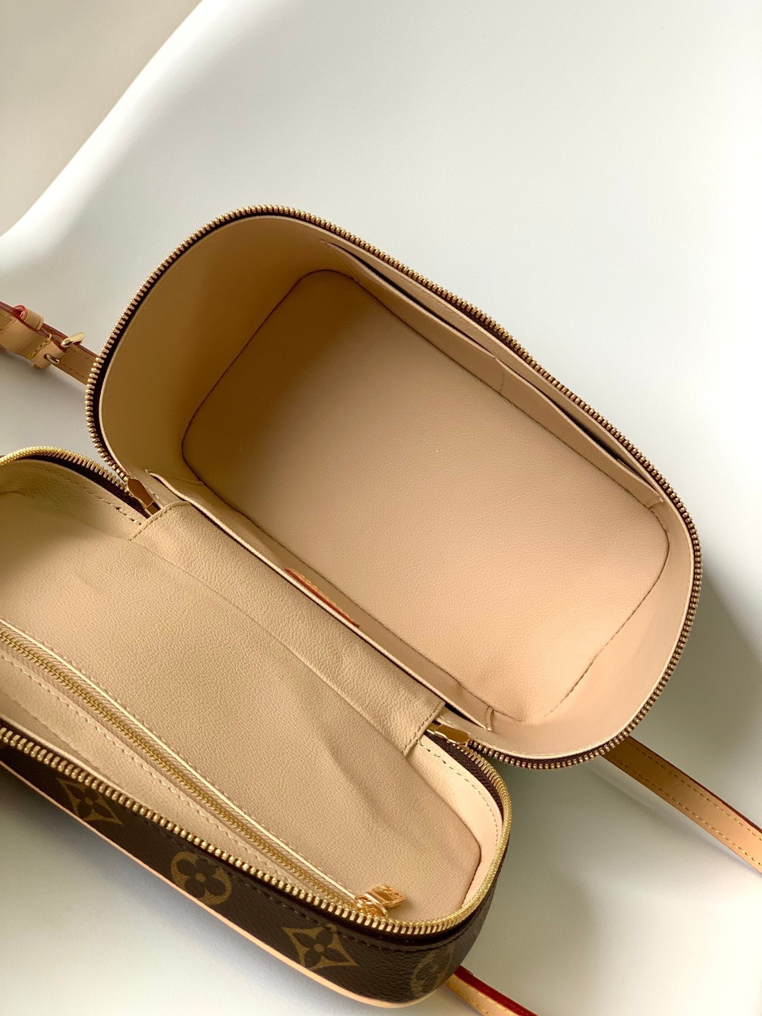 {Style No: BIWQSS93} NICE BB 24 TOILETRY POUCH - Image 2