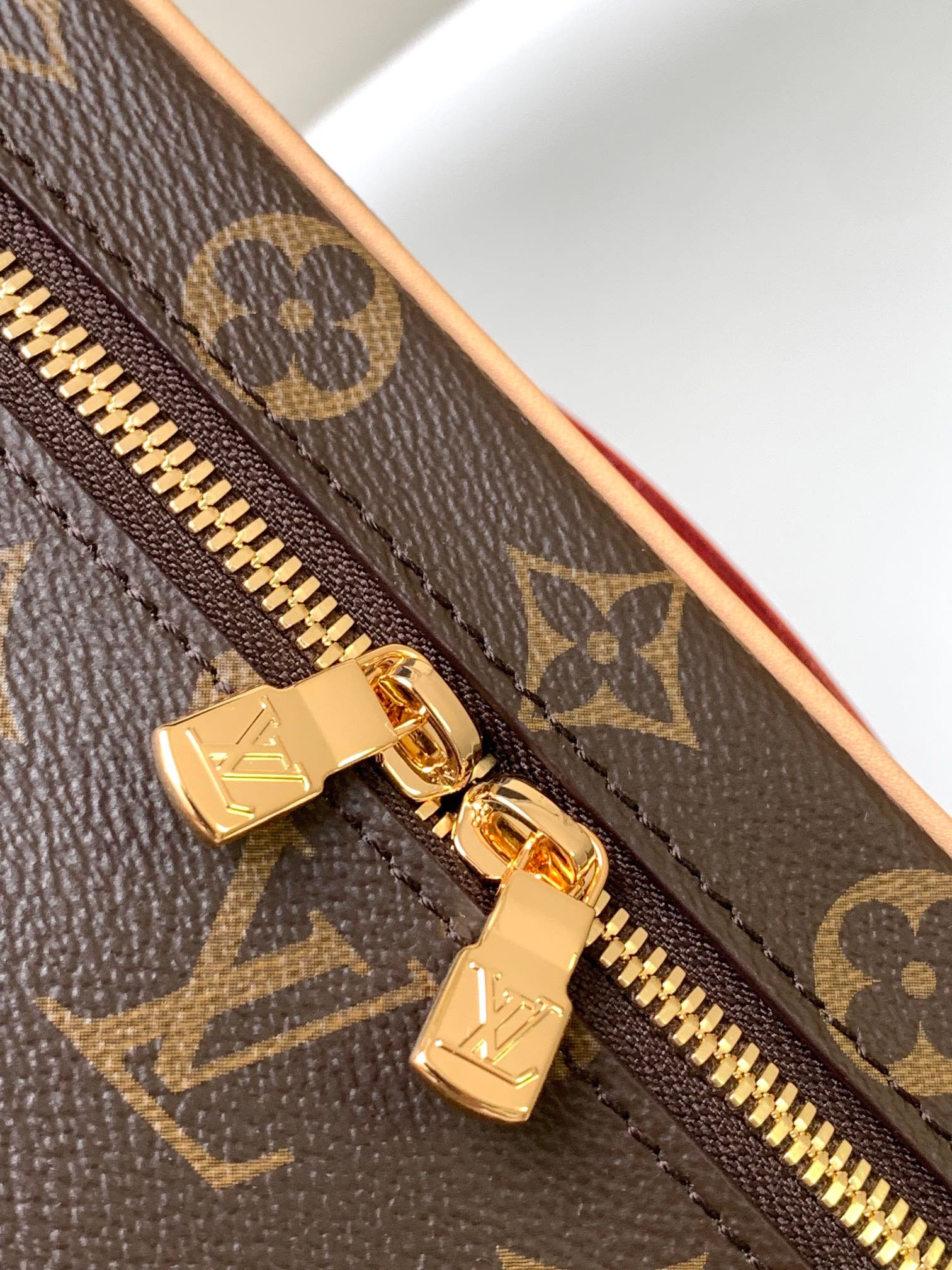 {Style No: BIWQSS93} NICE BB 24 TOILETRY POUCH - Image 6