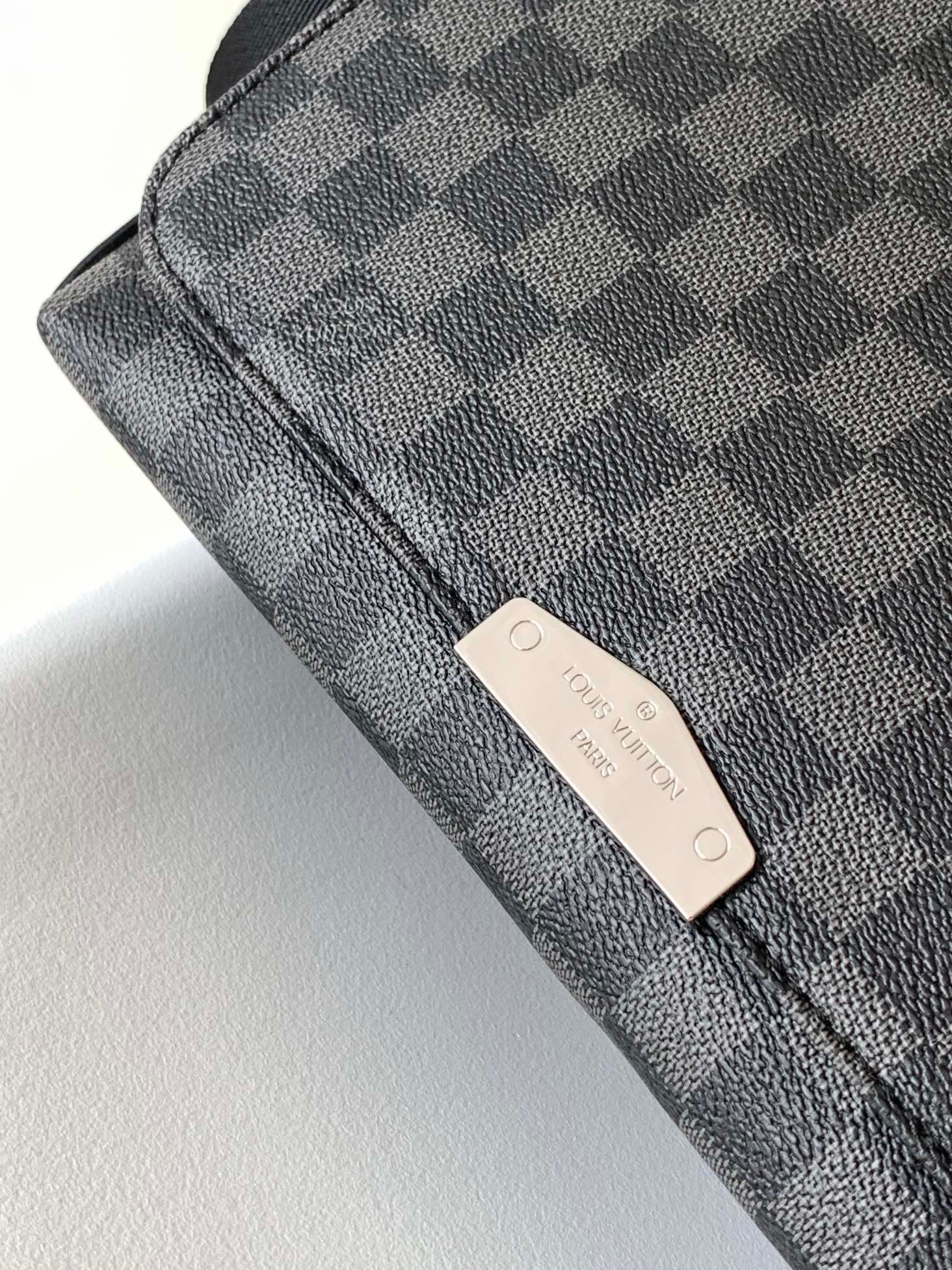 {Style No: U4MWNF4R} LV 25S SMALL DISTRICT CROSSBODY BAG 25 IN BLACK DAMIER GRAPHITE CANVAS AND CALFSKIN - Image 7