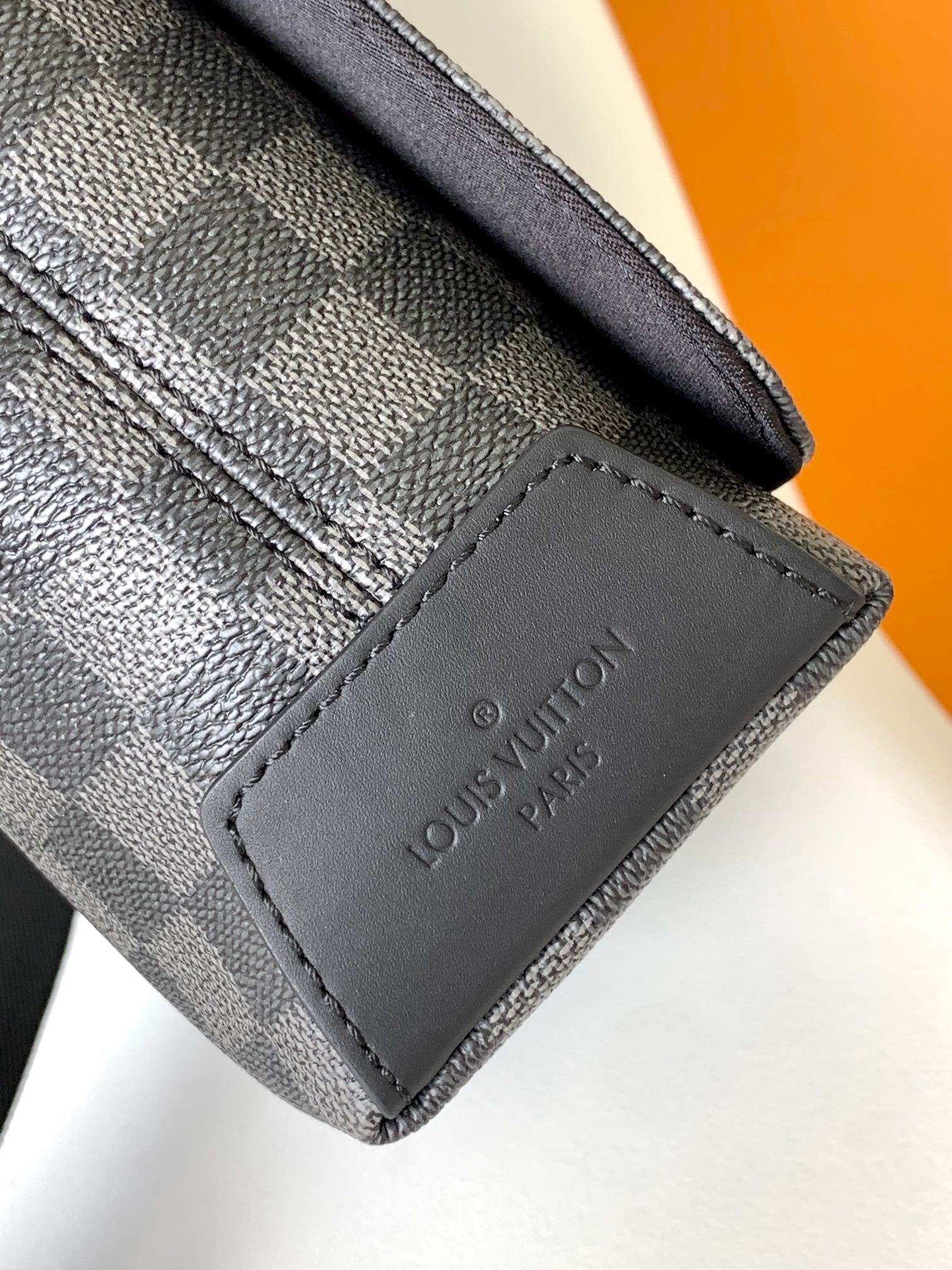 {Style No: U4MWNF4R} LV 25S SMALL DISTRICT CROSSBODY BAG 25 IN BLACK DAMIER GRAPHITE CANVAS AND CALFSKIN - Image 8