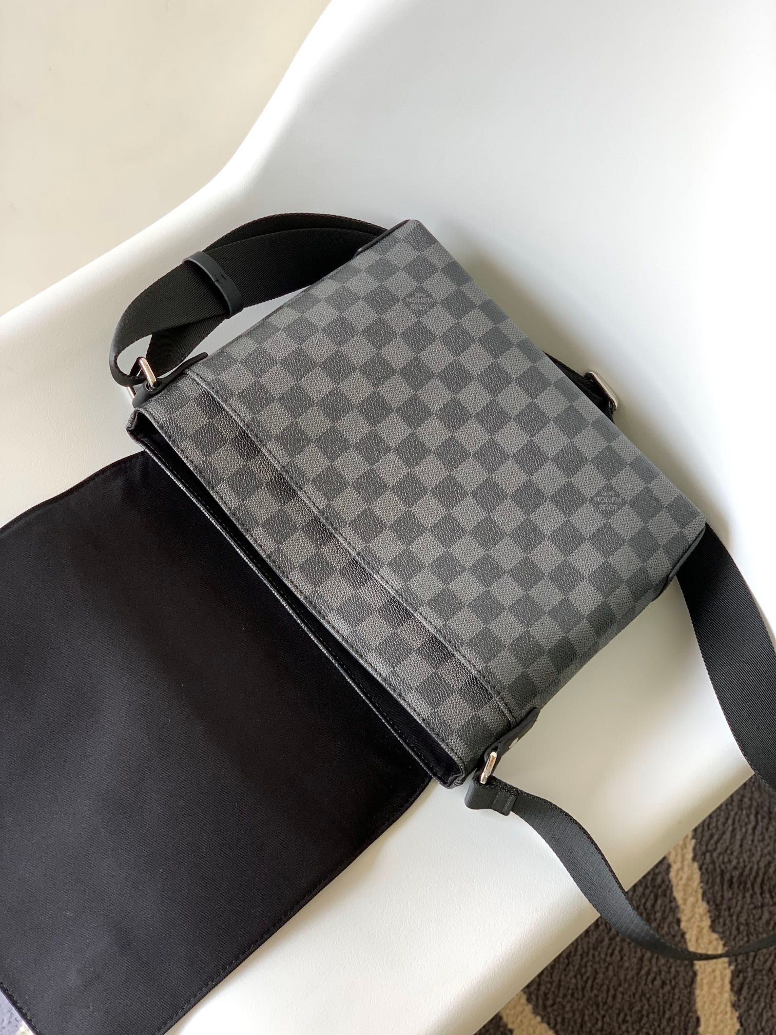 {Style No: U4MWNF4R} LV 25S SMALL DISTRICT CROSSBODY BAG 25 IN BLACK DAMIER GRAPHITE CANVAS AND CALFSKIN - Image 4