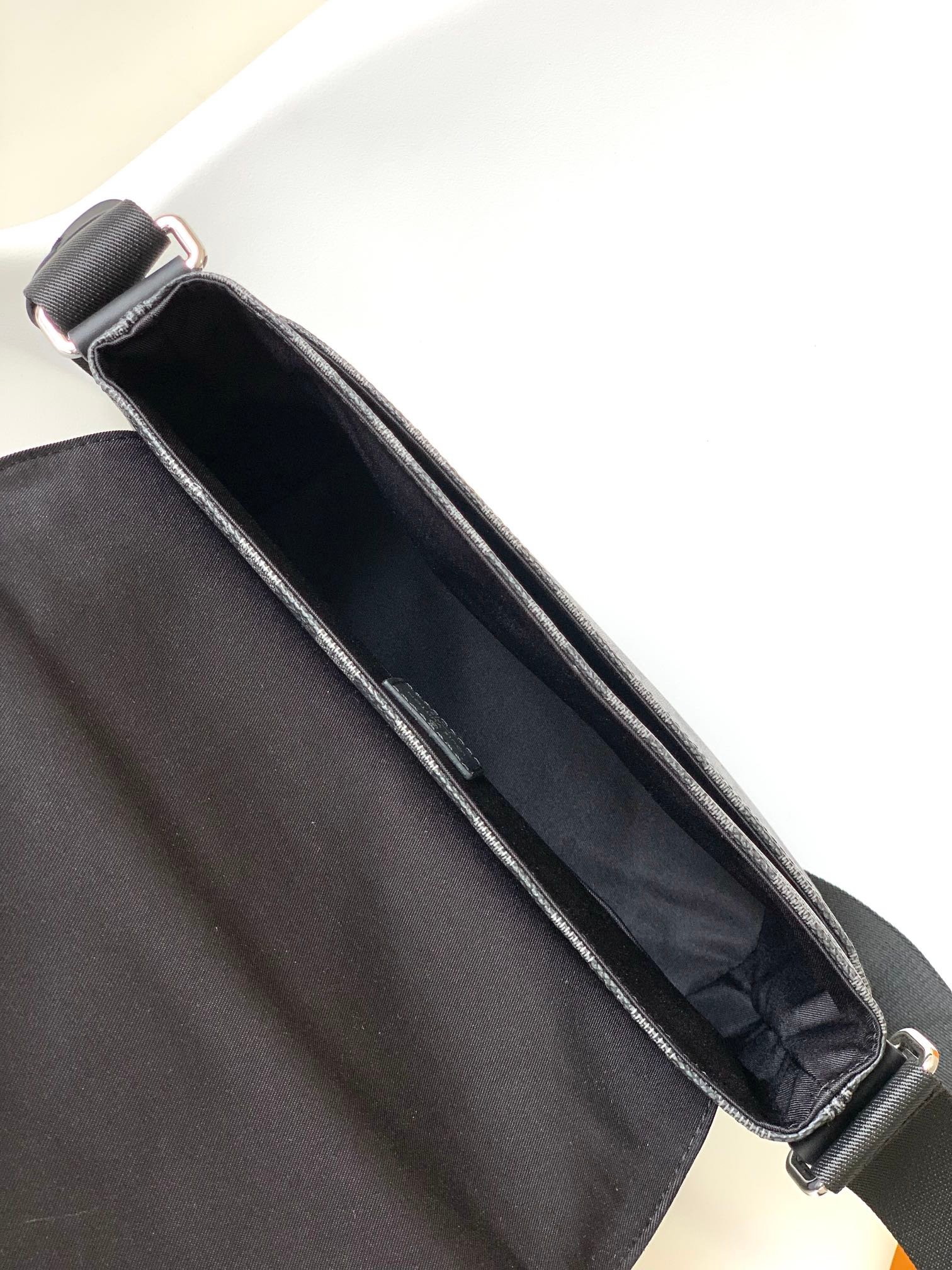 {Style No: U4MWNF4R} LV 25S SMALL DISTRICT CROSSBODY BAG 25 IN BLACK DAMIER GRAPHITE CANVAS AND CALFSKIN - Image 5