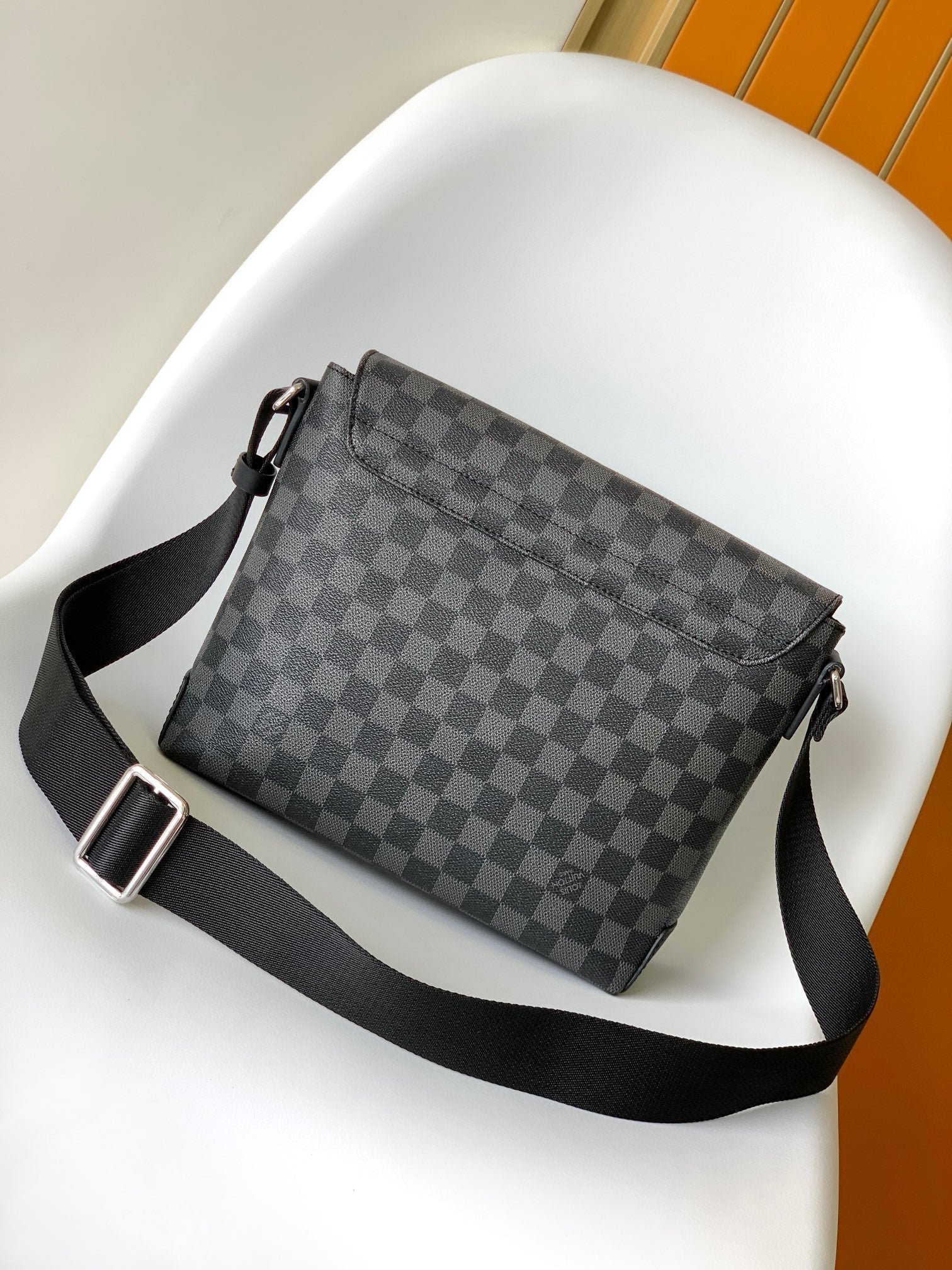 {Style No: U4MWNF4R} LV 25S SMALL DISTRICT CROSSBODY BAG 25 IN BLACK DAMIER GRAPHITE CANVAS AND CALFSKIN - Image 2
