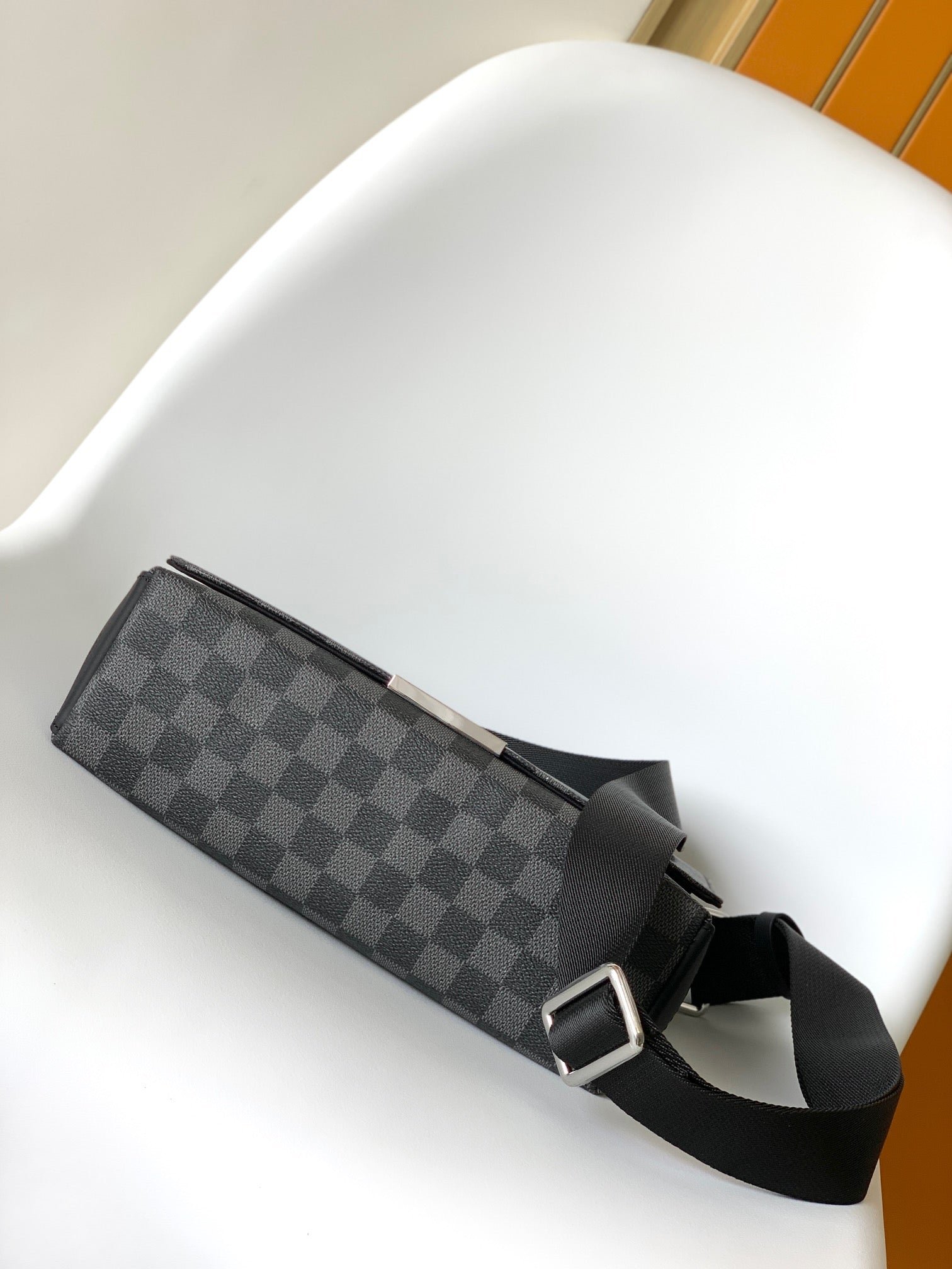 {Style No: U4MWNF4R} LV 25S SMALL DISTRICT CROSSBODY BAG 25 IN BLACK DAMIER GRAPHITE CANVAS AND CALFSKIN - Image 6