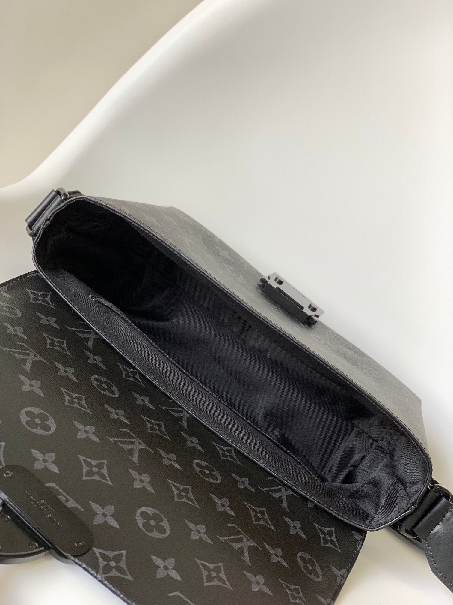 {Style No: DEZRM7RX} S-CAPE MESSENGER BAG 28 IN BLACK MONOGRAM ECLIPSE CANVAS - Image 5