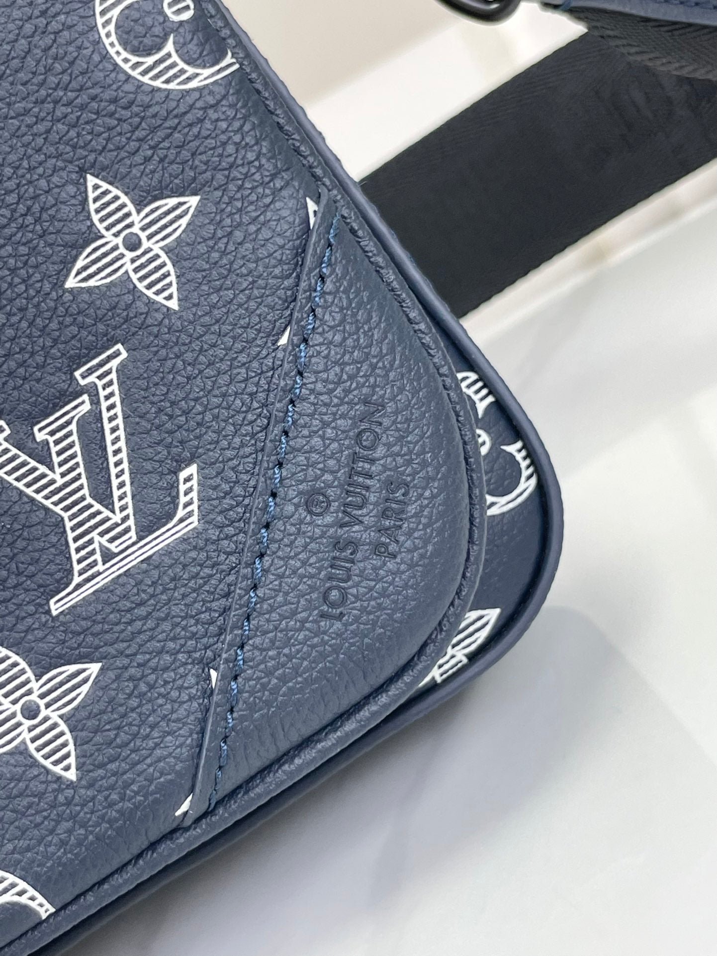 {Style No: L31JR6JR} TRIO MESSENGER 25 IN PRUSSIAN BLUE MONOGRAM SHADOW CALFSKIN - Image 3