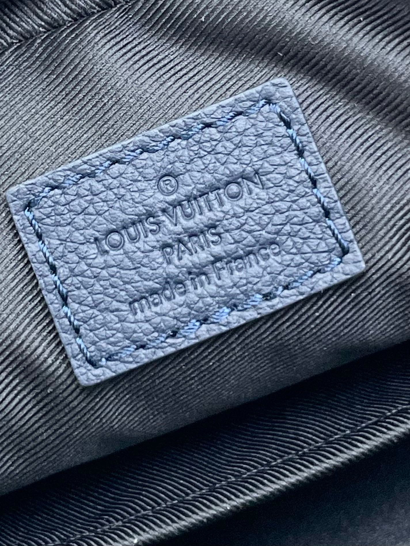 {Style No: L31JR6JR} TRIO MESSENGER 25 IN PRUSSIAN BLUE MONOGRAM SHADOW CALFSKIN - Image 4