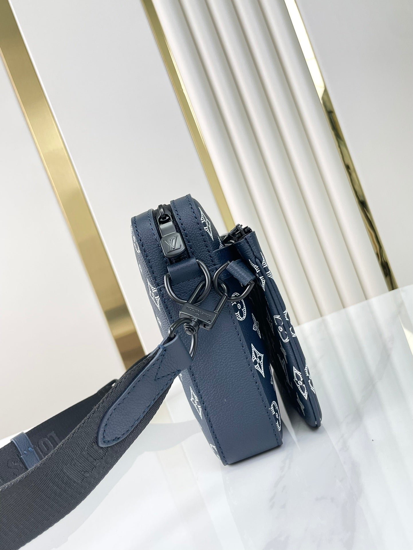 {Style No: L31JR6JR} TRIO MESSENGER 25 IN PRUSSIAN BLUE MONOGRAM SHADOW CALFSKIN - Image 5