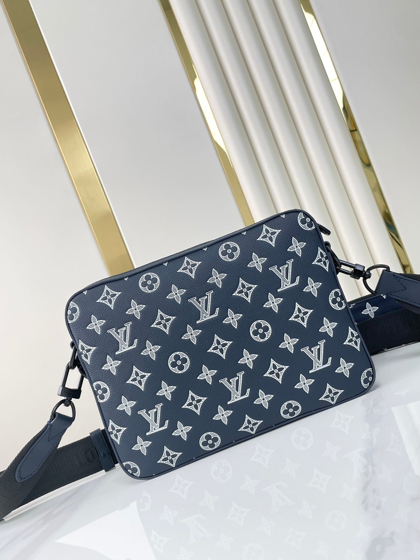 {Style No: L31JR6JR} TRIO MESSENGER 25 IN PRUSSIAN BLUE MONOGRAM SHADOW CALFSKIN - Image 6
