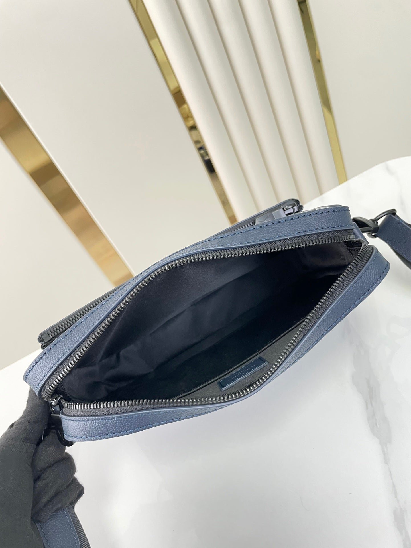 {Style No: L31JR6JR} TRIO MESSENGER 25 IN PRUSSIAN BLUE MONOGRAM SHADOW CALFSKIN - Image 8