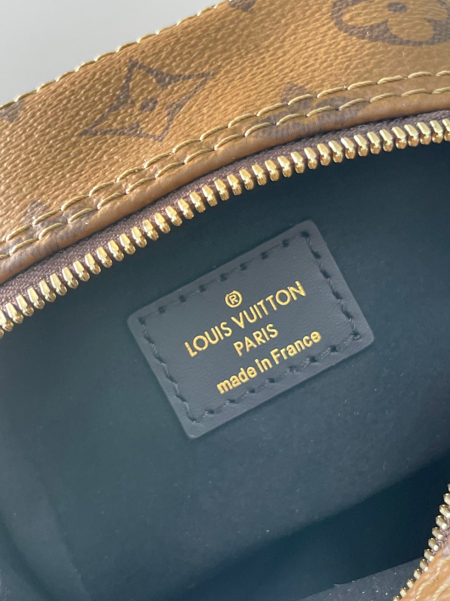 {Style No: JYUUUVSG} DICE 9 IN BROWN MONOGRAM AND MONOGRAM REVERSE CANVAS GOLD HARDWARE - Image 4