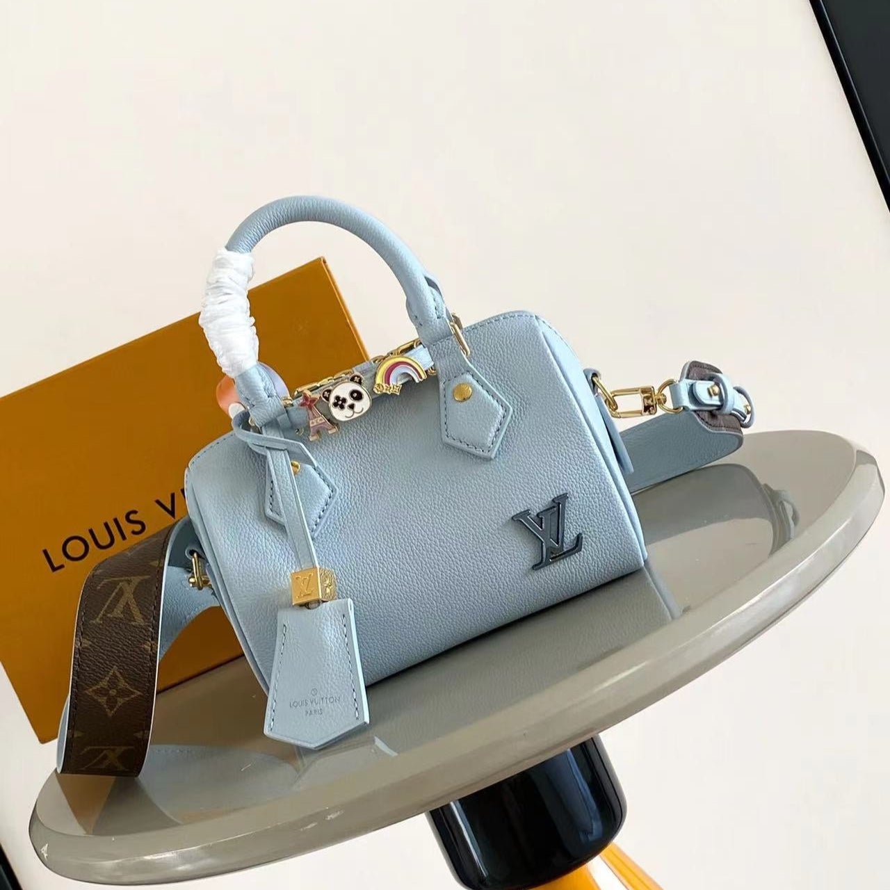 {Style No: NYYOSW8K} SPEEDY BANDOULIÈRE 18 IN BLUE HOUR CALFSKIN