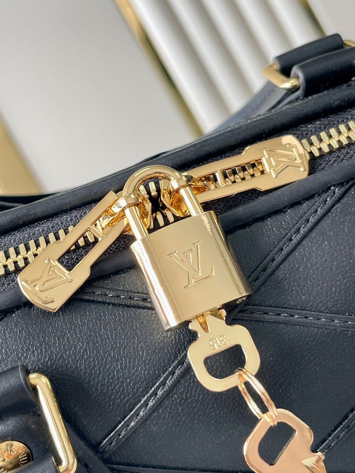 {Style No: 4OOKSP8S} SPEEDY BANDOULIÈRE 25 WITH CRISS CROSS PATTERN IN BLACK LAMBSKIN - Image 6