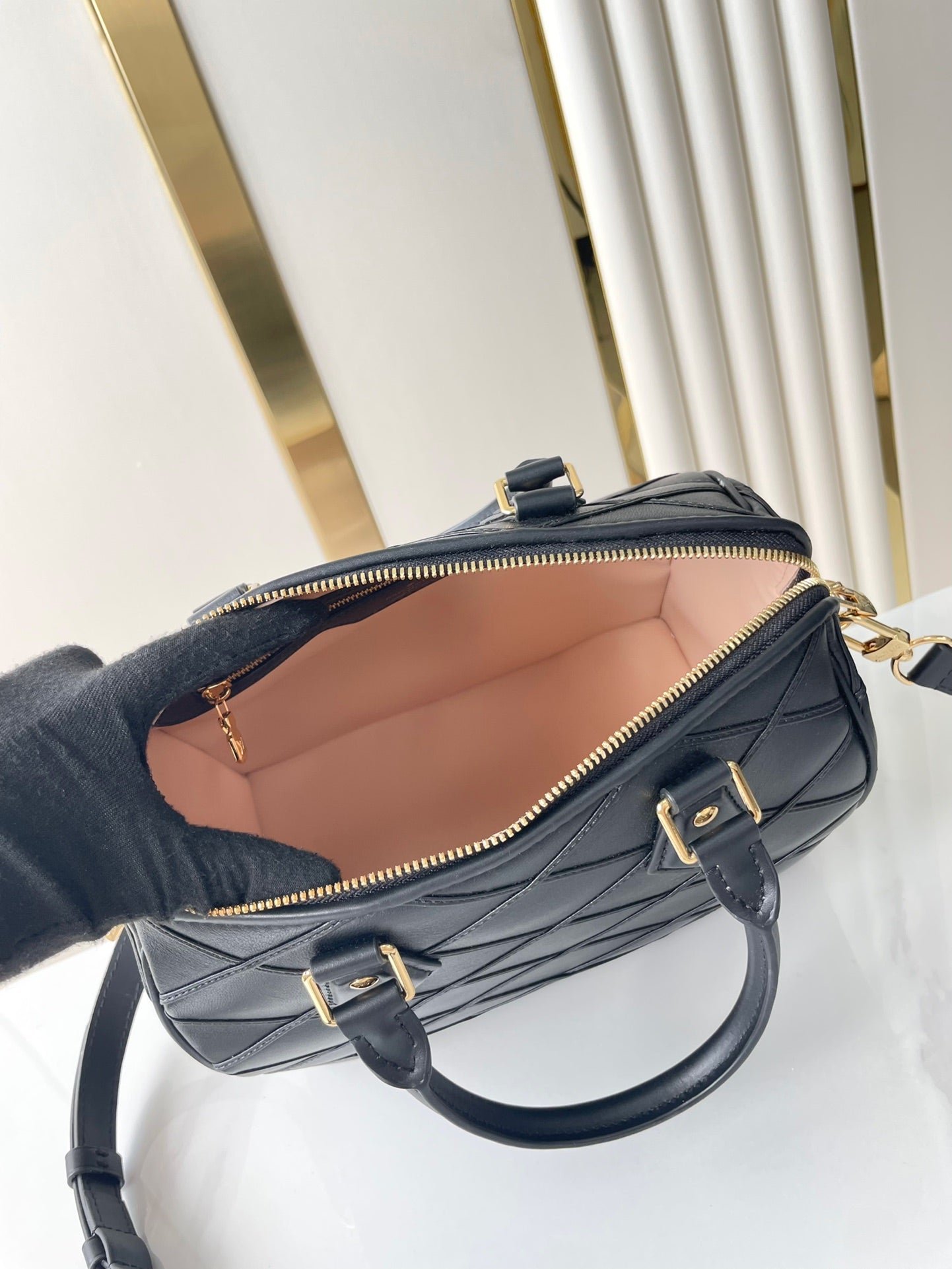 {Style No: 4OOKSP8S} SPEEDY BANDOULIÈRE 25 WITH CRISS CROSS PATTERN IN BLACK LAMBSKIN - Image 9