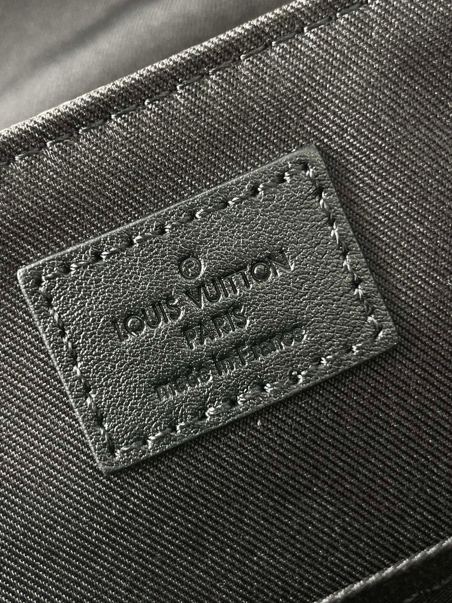 {Style No: 5N5O1G4N} MESSENGER VOYAGER PM 33 IN GUN METAL MONOGRAM ECLIPSE CANVAS - Image 2