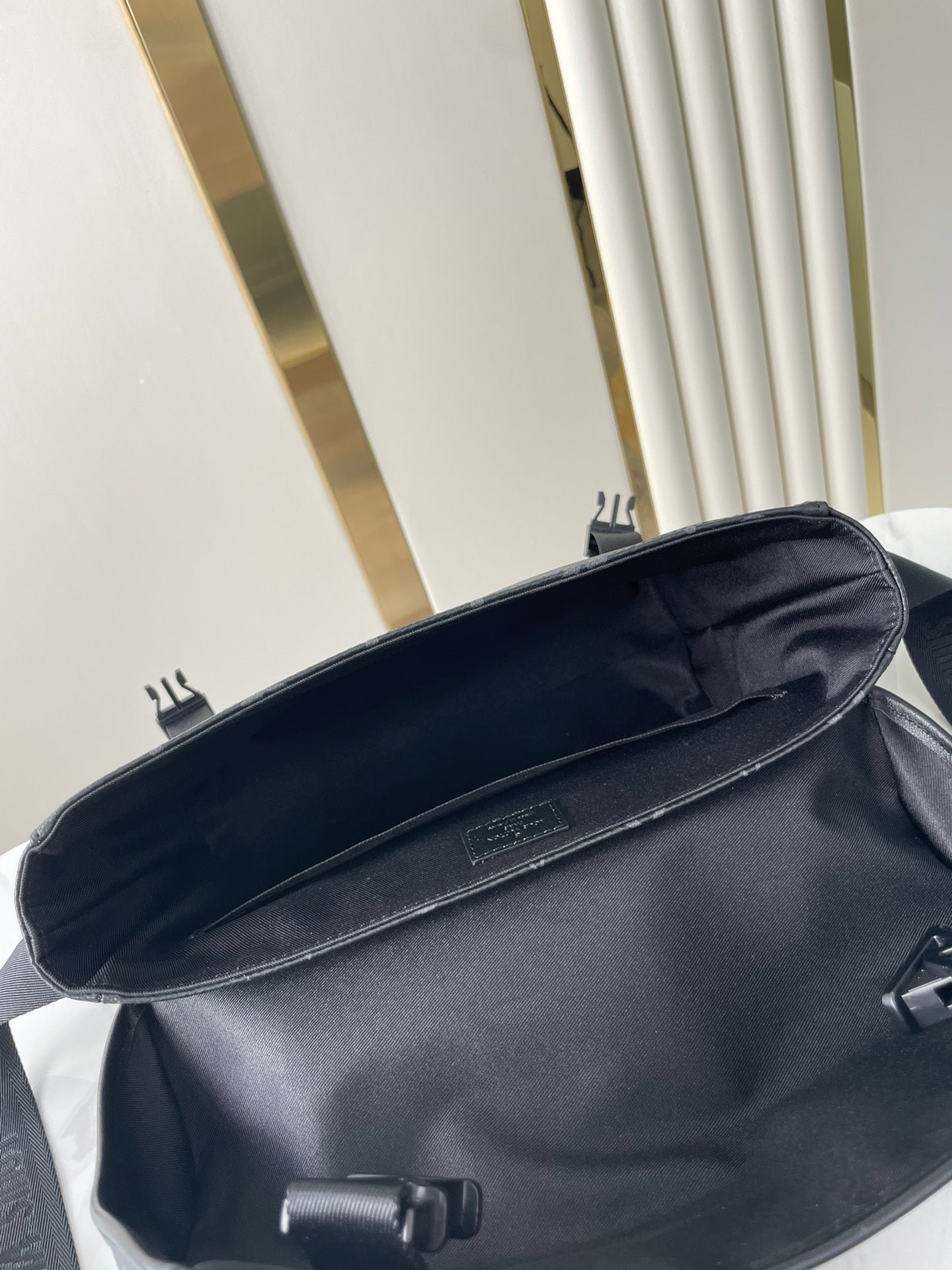 {Style No: 5N5O1G4N} MESSENGER VOYAGER PM 33 IN GUN METAL MONOGRAM ECLIPSE CANVAS - Image 5