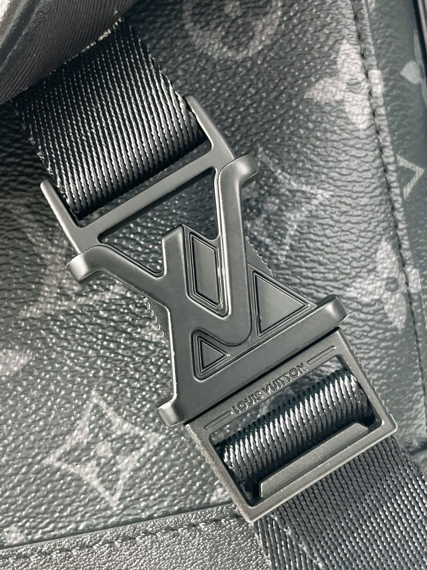 {Style No: 5N5O1G4N} MESSENGER VOYAGER PM 33 IN GUN METAL MONOGRAM ECLIPSE CANVAS - Image 6