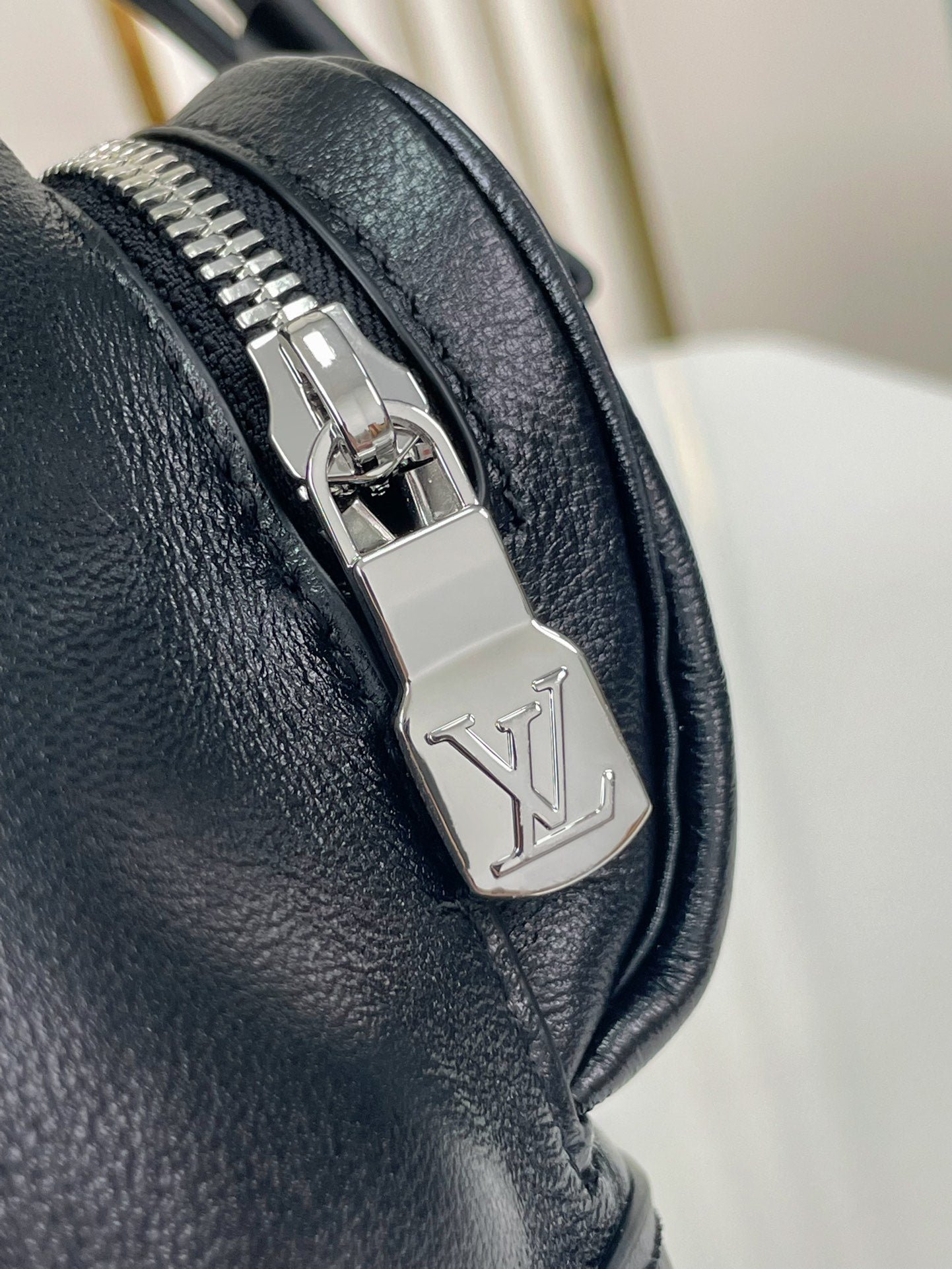 {Style No: 55VBI21T} MONTSOURIS VIBE PM BACKPACK 30 IN BLACK LAMBSKIN SILVER CHAIN - Image 2