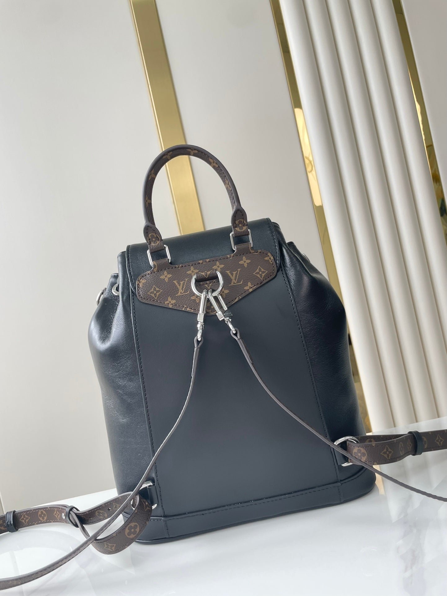 {Style No: 55VBI21T} MONTSOURIS VIBE PM BACKPACK 30 IN BLACK LAMBSKIN SILVER CHAIN - Image 4